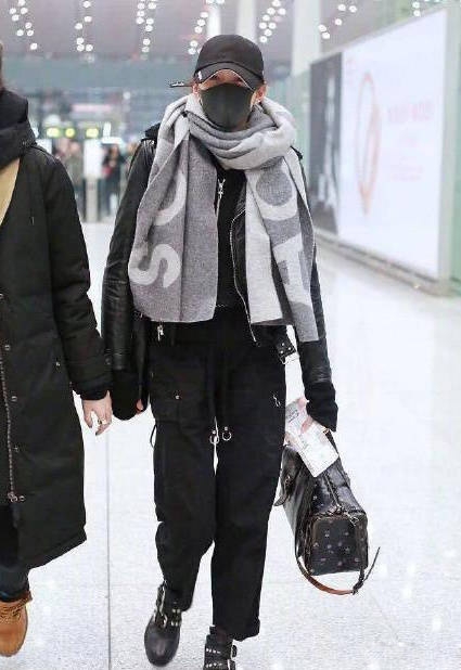 鹿晗关晓彤情侣围巾，不经意的狗粮有点甜