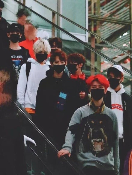 乐华七子机场迷路，急的妆都花了