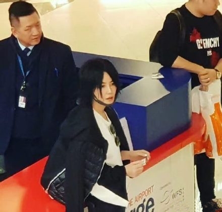 王菲现身香港机场，大长腿成焦点