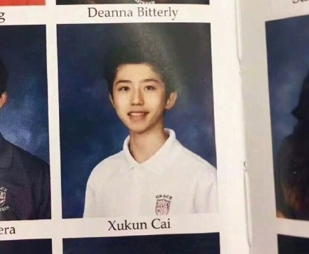 蔡徐坤上学旧照曝光，眉清目秀