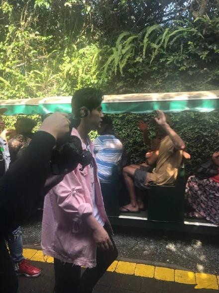 周杰伦瘦出尖下巴，看来奶茶戒了