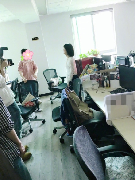 沈月湖南卫视广电探亲，零食背包超吸睛