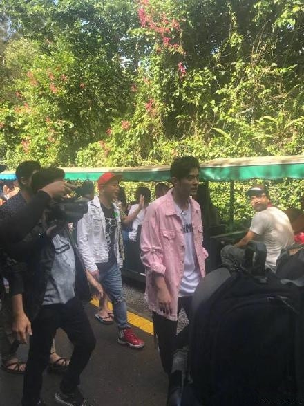 周杰伦瘦出尖下巴，看来奶茶戒了