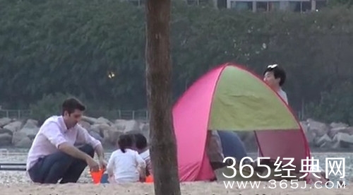 梁咏琪一家沙滩游玩，老公当众亲吻显甜蜜