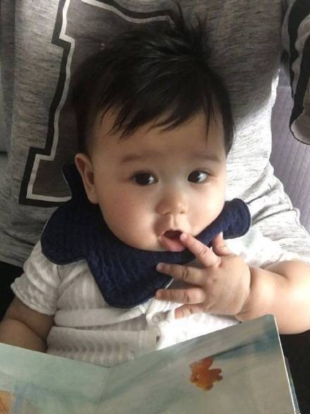 胡杏儿儿子六个月萌照曝光，超萌超可爱
