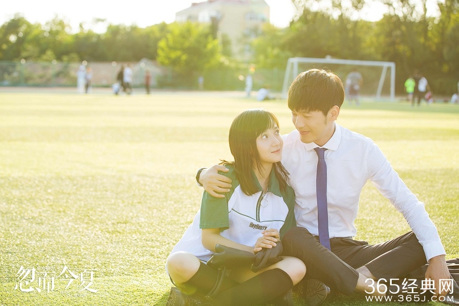 张磊温暖献声《忽而今夏》片尾曲《微不足道的小事是我还爱着你》