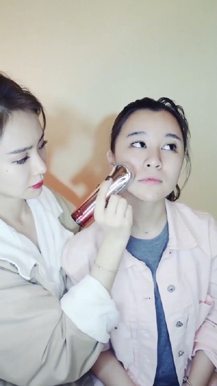 继双十一给员工征婚后，戚薇又开始给员工美容