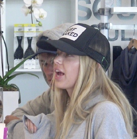 比伯和金发妹约会被拍，恋情坐实