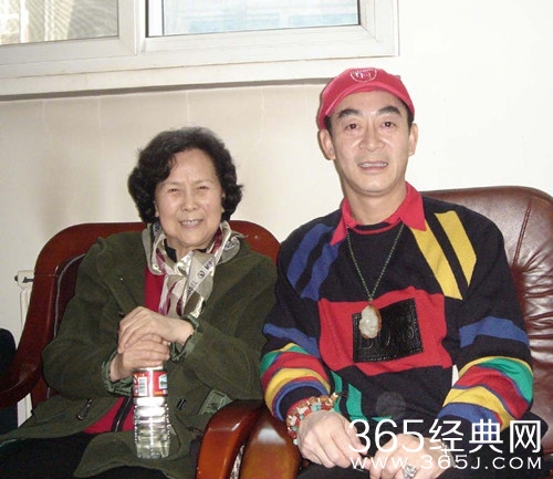 六小龄童晒旧照，纪念杨洁导演89周岁诞辰