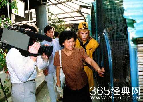 六小龄童晒旧照，纪念杨洁导演89周岁诞辰