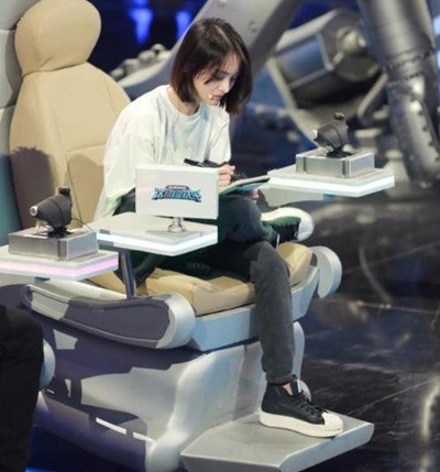 这就是铁甲郑爽录制大翘二郎腿 面色憔悴黑眼圈太严重