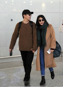 赵又廷高圆圆十指紧扣现身机场撒狗粮