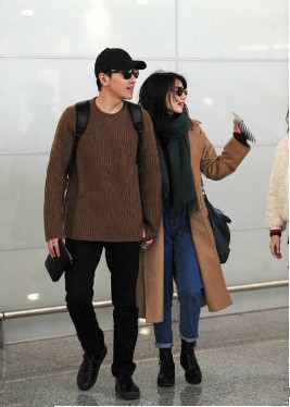 赵又廷高圆圆十指紧扣现身机场撒狗粮