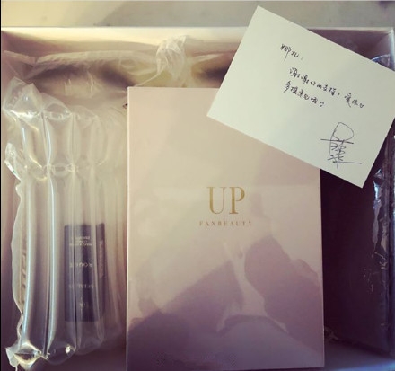 范冰冰送娜扎礼物，附赠卡片引热议