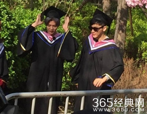 奔跑吧2太原录制现突发状况 李晨被学士帽砸伤