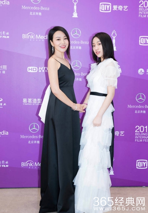 闫妮携女儿亮相北影节，母女俩似一对姐妹