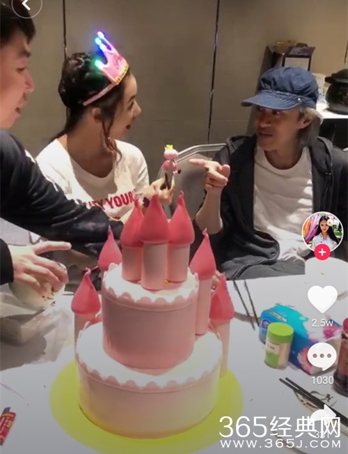 林允生日许愿，周星驰在旁一脸宠溺