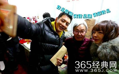 黄晓明逛街遭尬问，上演《夏洛特烦恼》片段