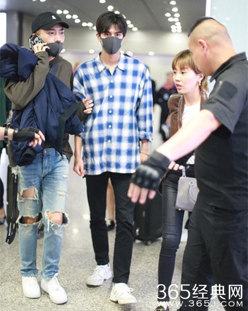 宋威龙机场再闹乌龙，被吴磊保镖接走