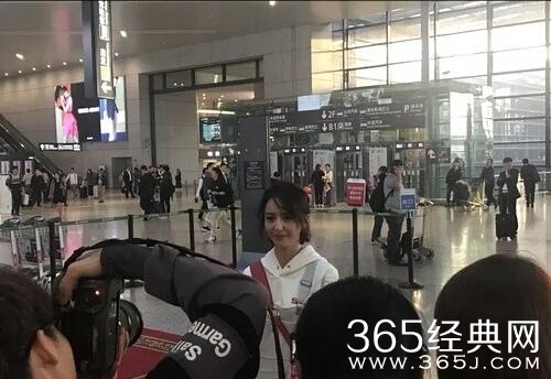 偶遇佟丽娅，无p图状态依旧美艳