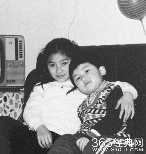 胡可晒儿时与弟弟合照，网友：原来小鱼儿像舅舅