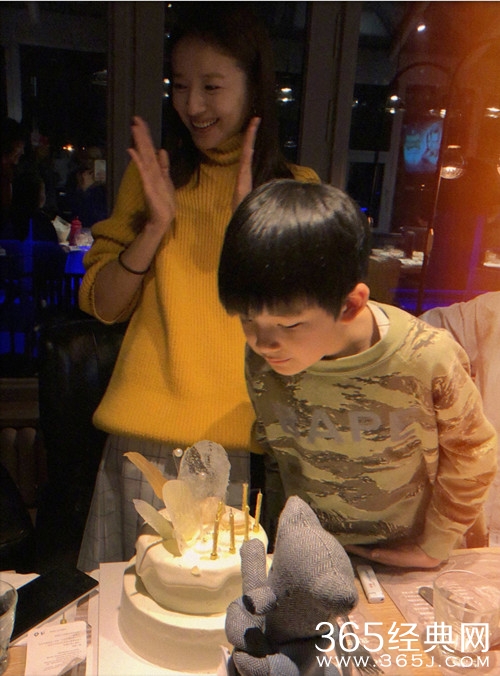 顶顶陪董洁庆生，王大治居然也在