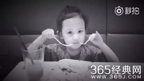 黄磊晒多妹吃饭，一边吃一边喝忙的不亦乐乎