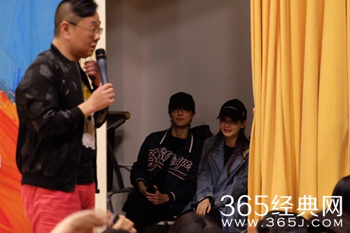 戚薇许嵩现身高校脱口秀，在后台相谈甚欢