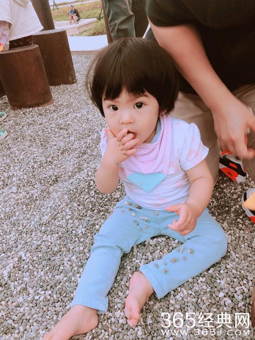 咘咘bo妞荡秋千，一家人超幸福