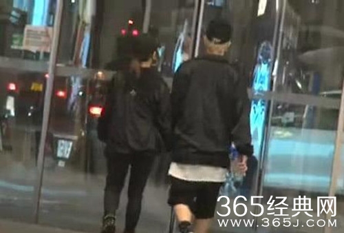 邓紫棋与男友穿情侣装，眼神里都是爱