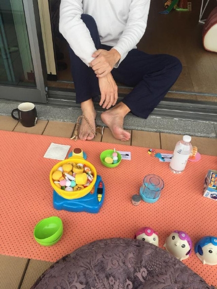 jasper累瘫在地，姿势颇有春哥的风范