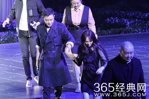 唐嫣罗晋合体出席活动，实力宠女友