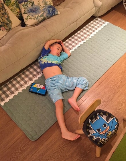 jasper累瘫在地，姿势颇有春哥的风范