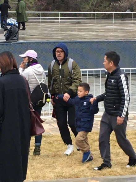 窦靖童音乐节献唱，众多人前来捧场却不见王菲