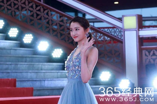 关晓彤红毯不再被吐槽造型，却惊现胳膊淤青