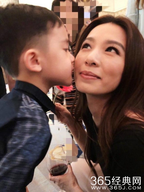 梁静茹儿子主动亲吻田馥甄，网友：是妈妈给的勇气吗