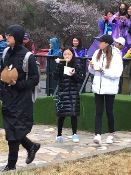 窦靖童音乐节献唱，众多人前来捧场却不见王菲