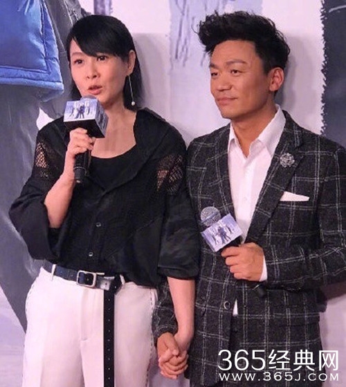 王宝强刘若英久违同框紧紧牵手，引发回忆杀