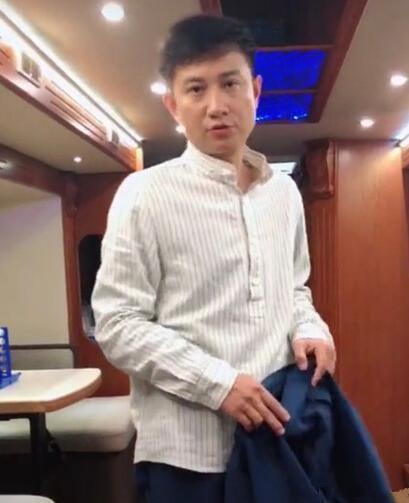 文章近照曝光，除了发福变胖，头发也少了