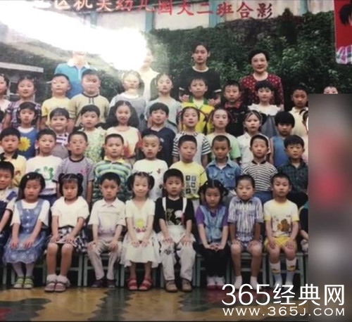 黄子韬幼儿园合影曝光，网友：原来黑眼圈是天生的