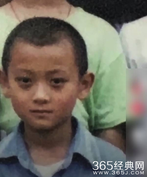 黄子韬幼儿园合影曝光，网友：原来黑眼圈是天生的