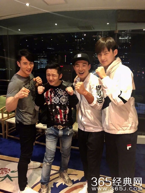 邹市明吴尊刘畊宏董力合照，萌娃互动有爱