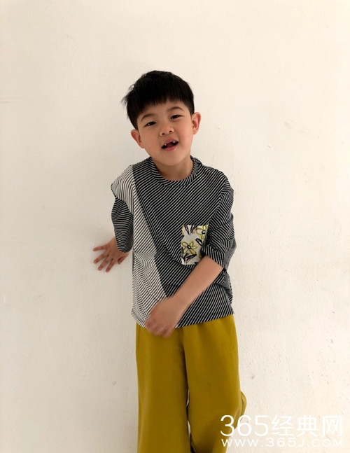 安吉两颗门牙不翼而飞，变成豁牙吉