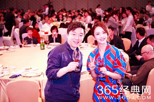 佟丽娅晒和黄渤聚餐照：这才第一顿