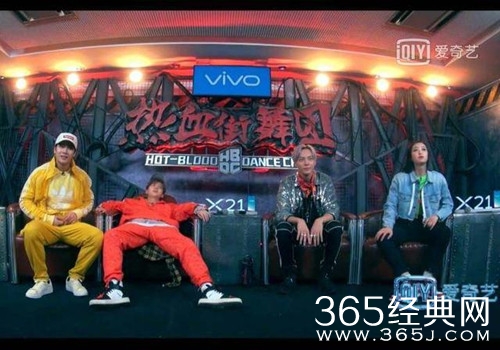 鹿晗再现葛优瘫，还跟沙发撞了衫