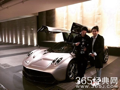 周杰伦晒与邱淑贞合影，配文：香车配女神