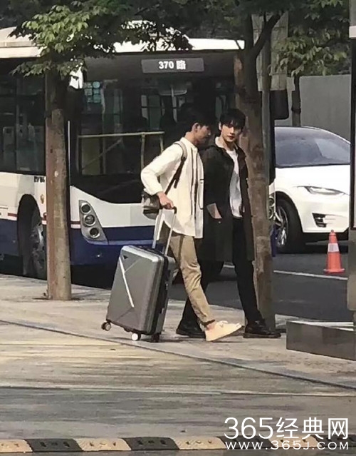 偶遇杨洋在拍新剧，十分休闲帅气