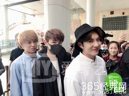 觉醒东方五子现身机场，粉丝非常热情