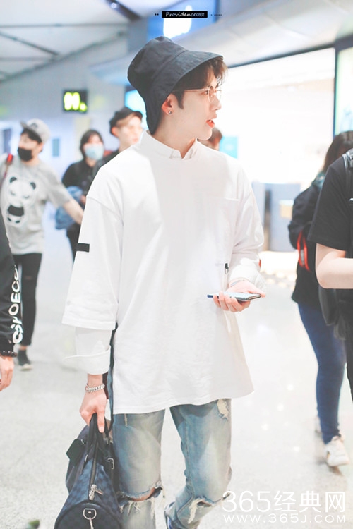 觉醒东方五子现身机场，粉丝非常热情