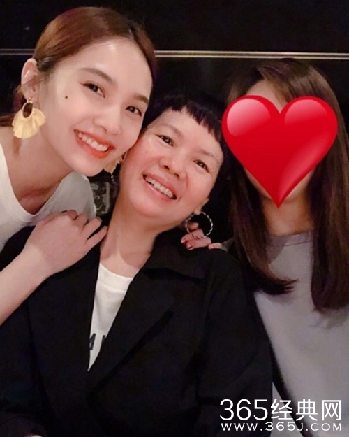杨丞琳晒妈妈合影，提前庆祝母亲节